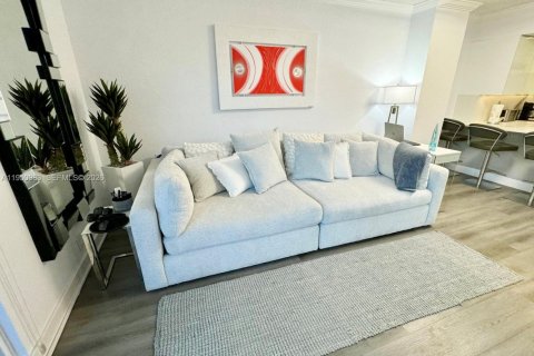 Condo in Hollywood, Florida  № 2062148 - photo 9