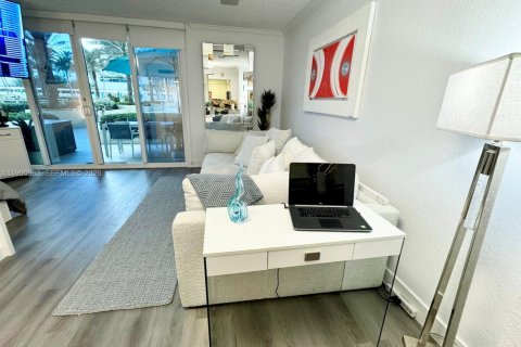 Condo in Hollywood, Florida  № 2062148 - photo 11