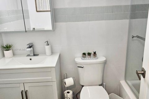 Condo in Hollywood, Florida  № 2062148 - photo 16