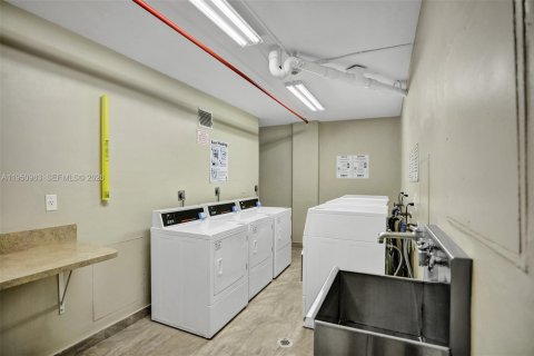 Condo in Hollywood, Florida  № 2062148 - photo 30