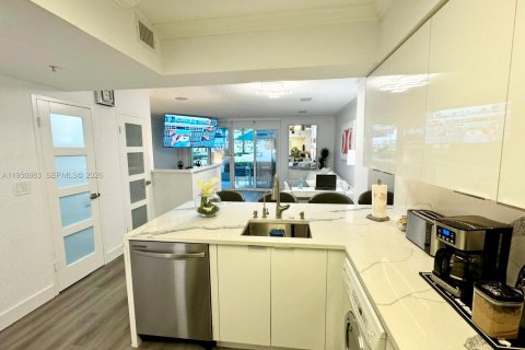 Condo in Hollywood, Florida  № 2062148 - photo 18