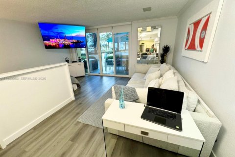 Condo in Hollywood, Florida  № 2062148 - photo 5