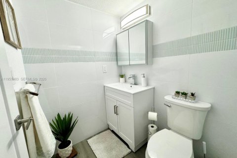 Condo in Hollywood, Florida  № 2062148 - photo 12