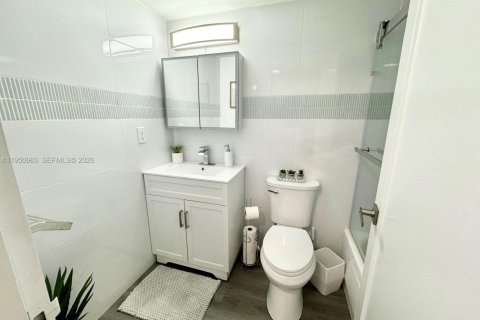 Condo in Hollywood, Florida  № 2062148 - photo 17