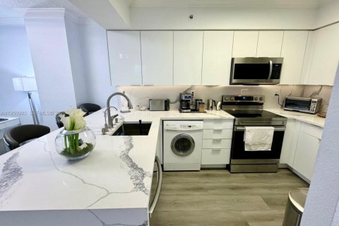 Condo in Hollywood, Florida  № 2062148 - photo 6