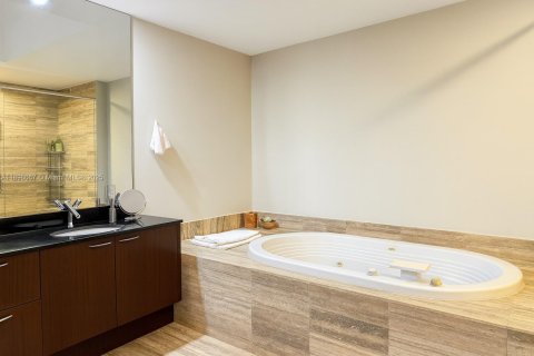 Copropriété à louer à Sunny Isles Beach, Floride: 3 chambres, 182.27 m2 № 1950608 - photo 13