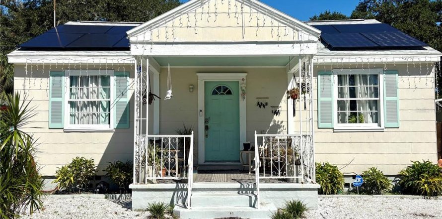 House in Gulfport, Florida 3 bedrooms, 108.97 sq.m. № 2376668