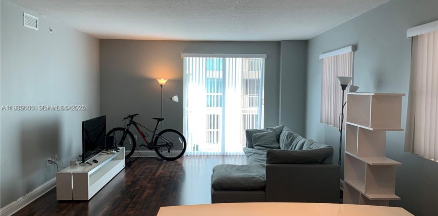 Condominio en Miami, Florida, 2 dormitorios  № 1993798