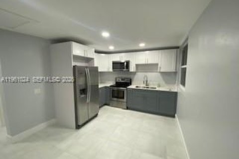 Casa en alquiler en Hialeah, Florida, 2 dormitorios, 148.36 m2 № 2021835 - foto 2