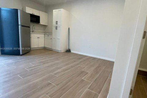 Propiedad comercial en Miami, Florida 1 dormitorio, 173.26 m2 № 2078470