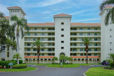 Condo in Saint Petersburg, Florida, 2 bedrooms  № 1827057 - photo 1