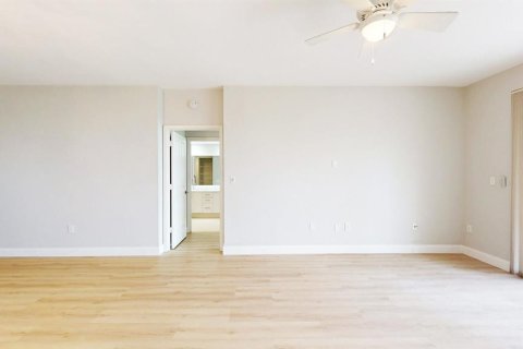Condo in Saint Petersburg, Florida, 2 bedrooms  № 1827057 - photo 11