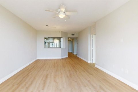 Condo in Saint Petersburg, Florida, 2 bedrooms  № 1827057 - photo 9