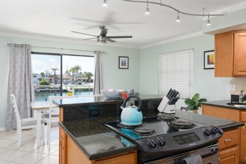 Apartment in Treasure Island, Florida 2 bedrooms, 106.84 sq.m. № 2214029 - photo 5