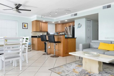 Apartment in Treasure Island, Florida 2 bedrooms, 106.84 sq.m. № 2214029 - photo 6
