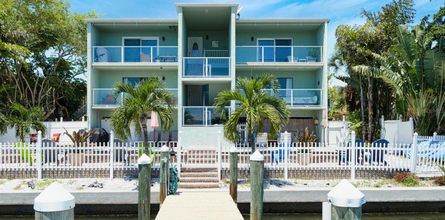 Apartment in Treasure Island, Florida 2 bedrooms, 106.84 sq.m. № 2214029