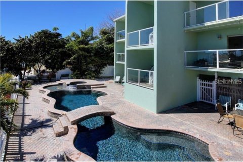 Apartment in Treasure Island, Florida 2 bedrooms, 106.84 sq.m. № 2214029 - photo 4
