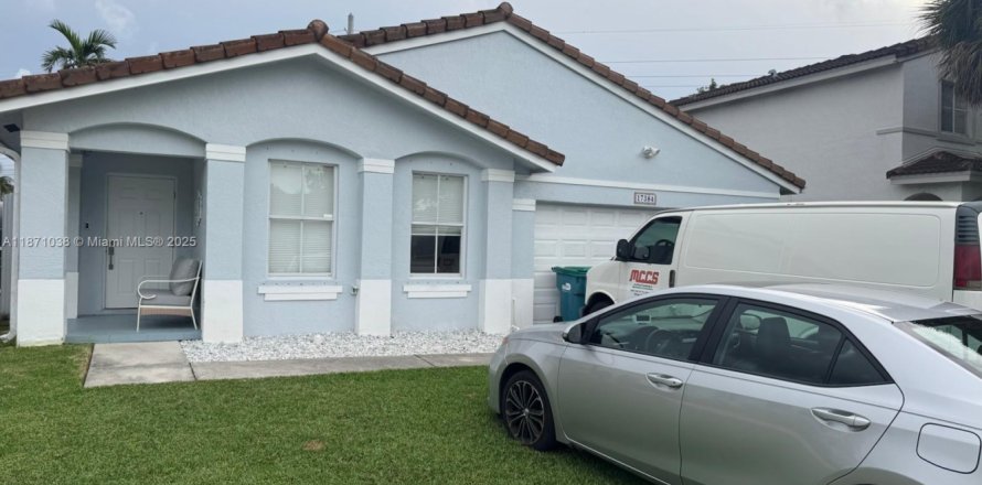 House in Miami, Florida 4 bedrooms, 182.55 sq.m. № 1895618