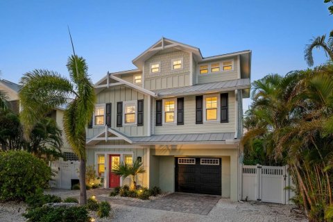 House in Anna Maria, Florida 4 bedrooms, 224.36 sq.m. № 1749629 - photo 1