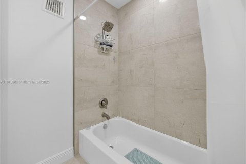 Villa ou maison à vendre à Oakland Park, Floride: 3 chambres, 233.18 m2 № 1928284 - photo 26