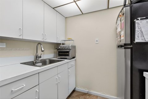 Condo in Coral Springs, Florida, 1 bedroom  № 2027233 - photo 6