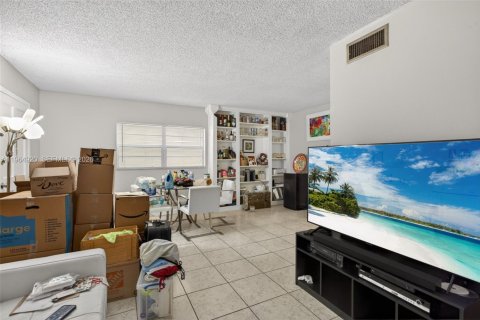 Condo in Coral Springs, Florida, 1 bedroom  № 2027233 - photo 2