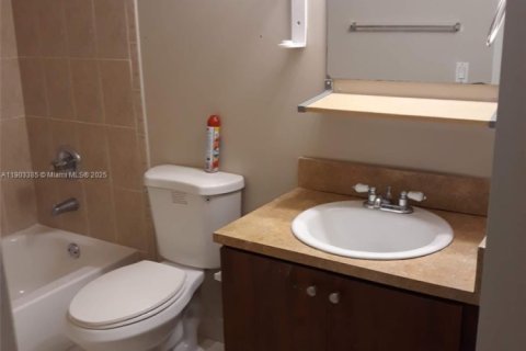 Condominio en alquiler en Miami, Florida, 2 dormitorios, 72.84 m2 № 1954387 - foto 2