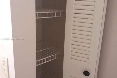 Condominio en alquiler en Miami, Florida, 2 dormitorios, 72.84 m2 № 1954387 - foto 4