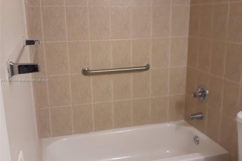 Condominio en alquiler en Miami, Florida, 2 dormitorios, 72.84 m2 № 1954387 - foto 7