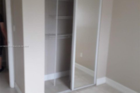 Condominio en alquiler en Miami, Florida, 2 dormitorios, 72.84 m2 № 1954387 - foto 3