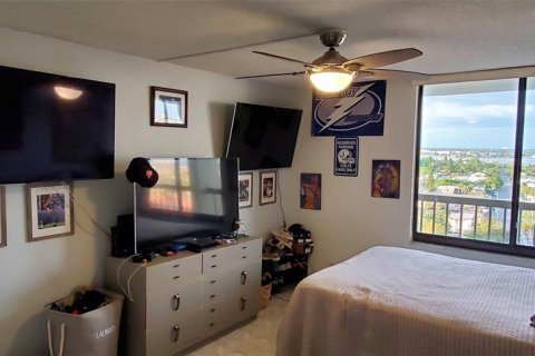 Condo in Saint Pete Beach, Florida, 2 bedrooms  № 1684816 - photo 17