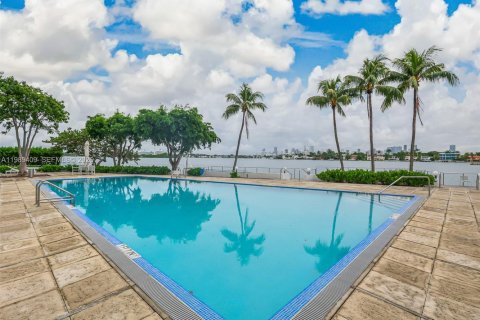 Купить кондоминиум в Майами-Бич, Флорида 50.54м2, № 2058598 - фото 8