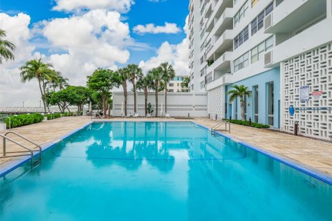 Купить кондоминиум в Майами-Бич, Флорида 50.54м2, № 2058598 - фото 11