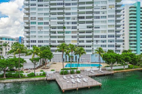 Купить кондоминиум в Майами-Бич, Флорида 50.54м2, № 2058598 - фото 6