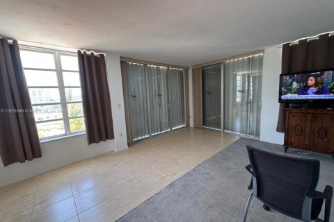 Condo in Miami Beach, Florida, 1 bedroom  № 2021118 - photo 2