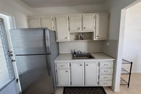 Condo in Miami Beach, Florida, 1 bedroom  № 2021118 - photo 8