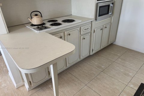 Condo in Miami Beach, Florida, 1 bedroom  № 2021118 - photo 12