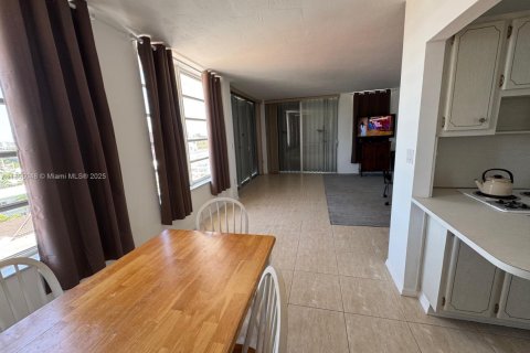 Condo in Miami Beach, Florida, 1 bedroom  № 2021118 - photo 5