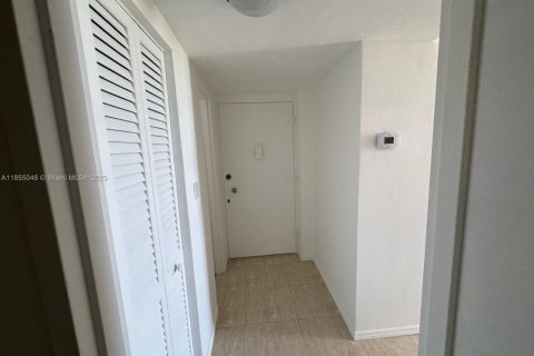 Condo in Miami Beach, Florida, 1 bedroom  № 2021118 - photo 23