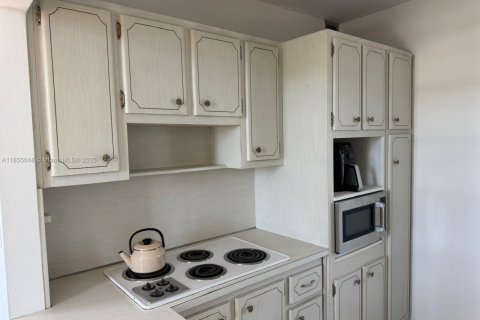 Condo in Miami Beach, Florida, 1 bedroom  № 2021118 - photo 9