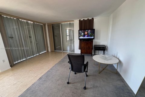 Condo in Miami Beach, Florida, 1 bedroom  № 2021118 - photo 4