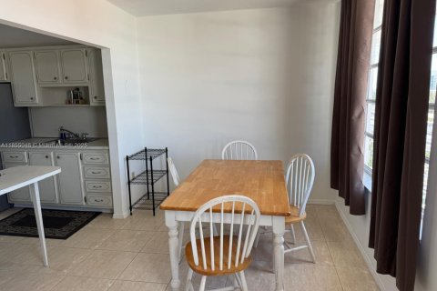 Condo in Miami Beach, Florida, 1 bedroom  № 2021118 - photo 11