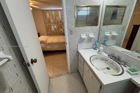 Condo in Miami Beach, Florida, 1 bedroom  № 2021118 - photo 18
