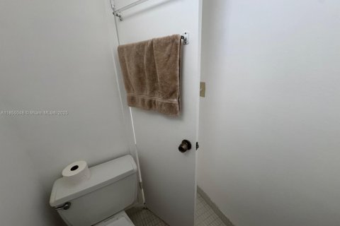 Condo in Miami Beach, Florida, 1 bedroom  № 2021118 - photo 26