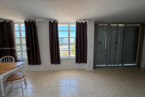 Condo in Miami Beach, Florida, 1 bedroom  № 2021118 - photo 3