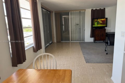 Condo in Miami Beach, Florida, 1 bedroom  № 2021118 - photo 13