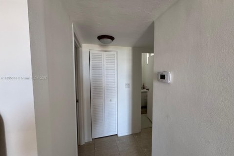 Condo in Miami Beach, Florida, 1 bedroom  № 2021118 - photo 30