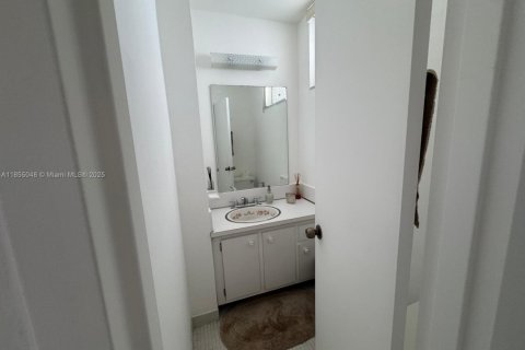 Condo in Miami Beach, Florida, 1 bedroom  № 2021118 - photo 25