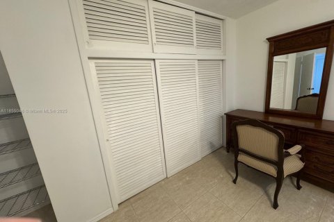 Condo in Miami Beach, Florida, 1 bedroom  № 2021118 - photo 17
