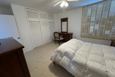 Condo in Miami Beach, Florida, 1 bedroom  № 2021118 - photo 19